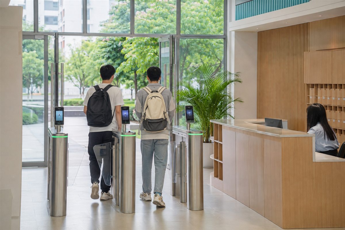 大学宿舍入口闸机与宿管协同管理